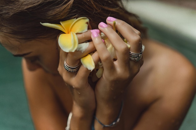 Letni manicure paznokcie lato 2022 trendy i nude