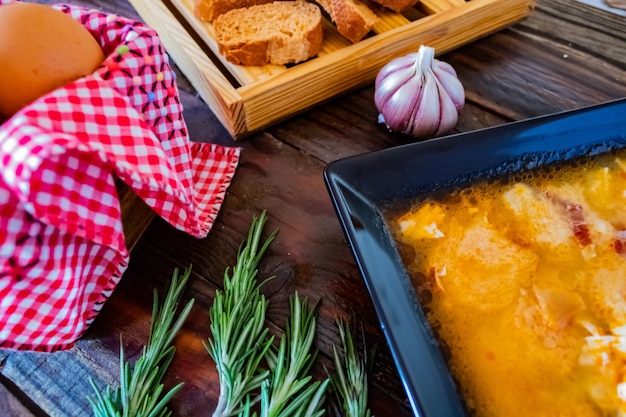 Pyszna Zupa Gulaszowa – Przepis Babci na Rozgrzewkę!